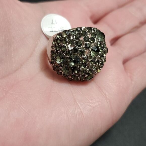 Silver tone smokey green rhinestone ring size 7 - Picture 9 of 9